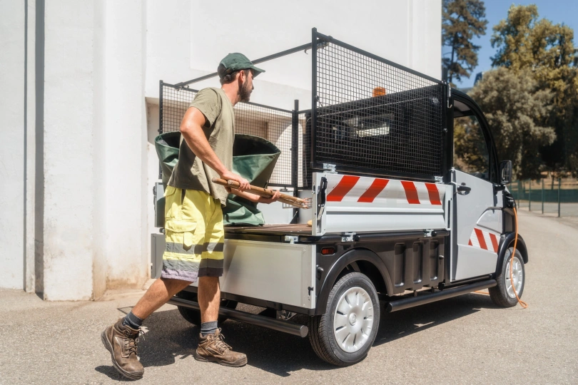 Autovehicule care pot fi conduse de la 16 ani cu permis B1 - E-Truck E-truck plateau ridelles 2.jpg